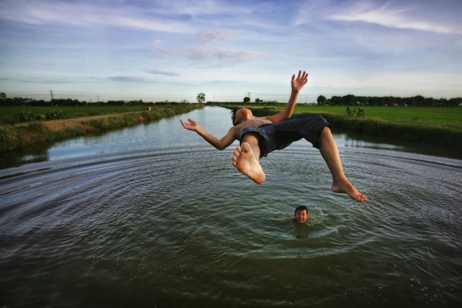 kids-jumping-water